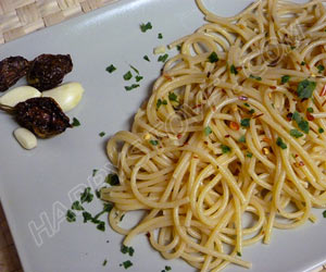 Spaghetti aglio olio e peperoncino (Garlic, Olive Oil and hot peppers) - By happystove.com